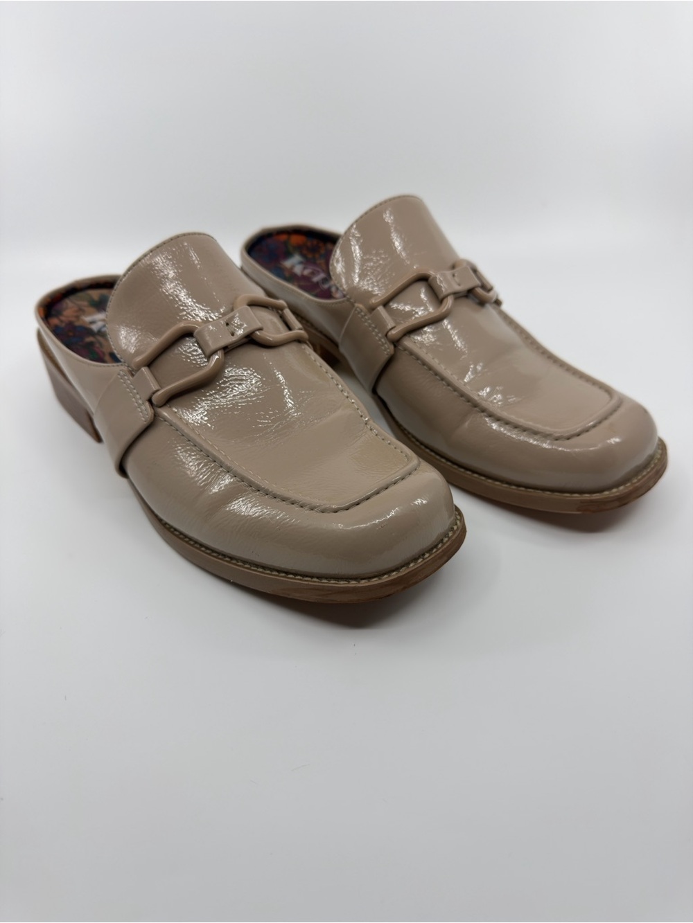 These Korks Laporte patent loafers feature a square toe and a block heel. SZ 10